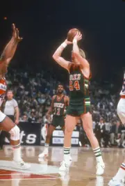 Kent Benson Milwaukee Bucks looks to pass the ball v the Washingto- Old Photo