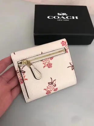 空姐精品代購 COACH 28445 新款蝴蝶結花卉印花三折短夾 零錢包 可放大鈔 附代購憑證