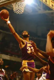 Kareem Abduljabbar Of The Los Angeles Lakers 1980 Basketball Photo 4