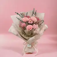 在飛比找momo購物網優惠-【KIRA與花花藝】about love香氛康乃馨花束-珍愛