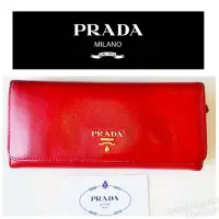 在飛比找Yahoo!奇摩拍賣優惠-Prada 金字浮雕Logo紅色防刮Saffiano長夾 原