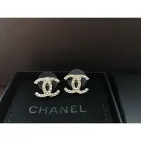 在飛比找Yahoo奇摩拍賣-7-11運費0元優惠優惠-Chanel 香奈兒 穿針式 CC 金色鑲珍珠耳環