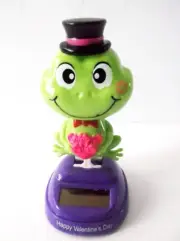 Solar Powered Frog With Top Hat Bobble Head ~ Holding Bouquet Of Red Roses