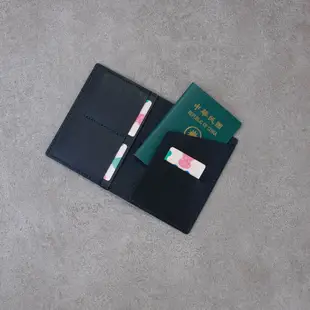 Be Two︱護照套 護照夾 真皮皮套 出國旅遊 客製禮物 passport case/ 紅色牛皮手工護照夾/ 壓印字母 +0（限大寫英文）