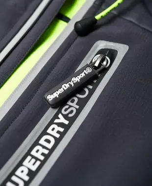 跩狗嚴選 極度乾燥 運動系列 Superdry Trakker 連帽 刷毛 風衣 碳黑 螢光綠 外套 反光 防潑水 夾克