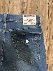 NWT MEN'S TRUE RELIGION JEANS 33x32 Geno Relaxed Slim Flap Medium Fog