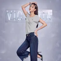 在飛比找蝦皮商城優惠-VICTORIA 皇冠貼鑽落肩女上衣-淺灰