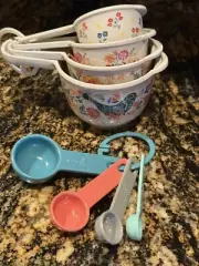 PIONEER WOMAN MAZIE FLORAL BIRD PATTERN MEASURING CUP AND SPOON SET
