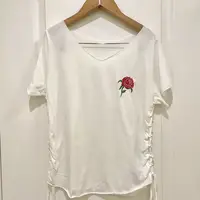 在飛比找蝦皮購物優惠-E hyphen 玫瑰花刺繡側綁帶T恤#白色