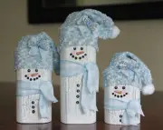 Set of 3 Wooden Snowmen With Blue and White Hat, Blue Fleece Scarf and Silver
