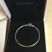 在飛比找蝦皮購物優惠-PANDORA 潘朵拉 硬環 愛心純銀 手環 21 cm (