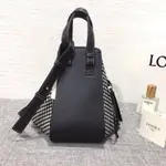 LOEWE 羅意威包包 HAMMOCK BAG秋冬款出貨，選用格子羊毛呢和經典小牛皮精心製作，進口紡織內襯；經