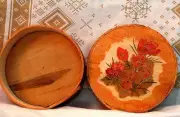 "Spring Crocus" Hand made primitive shaker style pyrography decorated wood box.