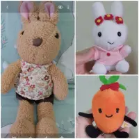 在飛比找蝦皮購物優惠-二手 三件組 大小兔子娃娃 稀有限量紅蘿蔔造型人偶 玩偶 玩