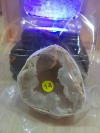 在飛比找Yahoo!奇摩拍賣優惠-(No.N014) 摩洛哥白水晶 迷你晶洞 + 七彩LED 