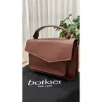 紐約時尚新寵 BOTKIER 防刮皮革手提/斜背兩用風琴包-咖色