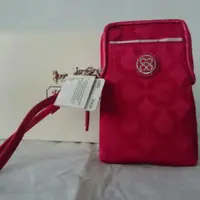 在飛比找蝦皮購物優惠-【COACH】C-Logo絲質布手拿包(桃紅色)