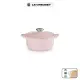 【Le Creuset】琺瑯鑄鐵鍋圓鍋 18cm(雪紡粉-鋼頭-內鍋白)