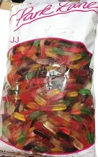 在飛比找Yahoo!奇摩拍賣優惠-油蟲水果軟糖 彩虹蟲蟲QQ糖-歐洲糖果 蚯蚓造型軟糖-業務用