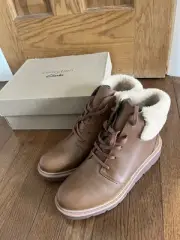 Clarks Ladies Boots Leather Faux Fur Leighly Lace Size 6 Medium.