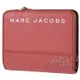 【全新現貨 補15個】茱麗葉精品 MARC JACOBS 馬克賈伯 壓印LOGO粒紋防刮扣式短夾.玫紅現金價$2,380