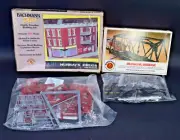 (2) BACHMANN HO SCALE KITS MURRAY'S DRUGS #35104 & BLINKING BRIDGE #3029