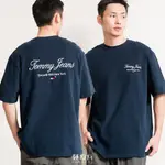 郵寄兵．現貨 TOMMY JEANS 男版 前小後大 草寫1985 NEW YORK LOGO 短袖 短T T恤 上衣