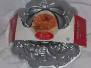 Nordic Ware Platinum Collection Holiday Wreath Bundt Pan 9 Cup NOS New