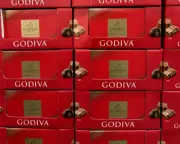 GODIVA Goldmark Assorted Chocolate Creations Christmas Gift Box, 11 Ounce