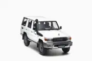Toyota Land Cruiser 76 2017 White 1:18 by Almost Real