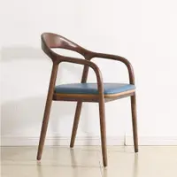 在飛比找ETMall東森購物網優惠-北歐實木椅子設計師創意椅現代簡約皮餐椅新中式休閑會議扶手椅
