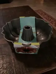 Nordic Ware The Original Bundt Pan Heavy Cast Aluminum 14.5 Cup Capacity