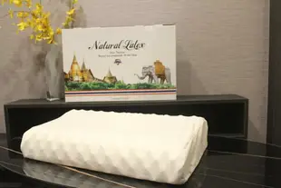 NATURAL LATEX 金大象泰國乳膠枕(按摩款)