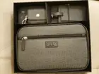 NEWWB GUESS 3 PIECE MEN'S TRAVEL GIFT SET TOILETY BAG, LUGGAGE TAG, EAR POD CASE