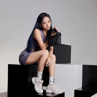 PUMA 側背包 Julia 吳卓源 代言款 PUMA Sense 小包 質感包 女 07958101 黑色