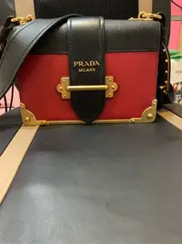 在飛比找Yahoo!奇摩拍賣優惠-Prada  cahier two tone 紅黑拼色（小）