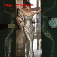 在飛比找Yahoo!奇摩拍賣優惠-婚紗高級感晚禮服性感魚尾吊帶法式敬服銀色亮片年會晚宴主持演出