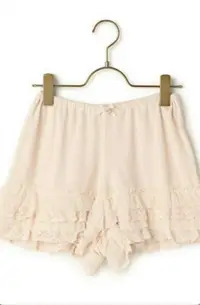 在飛比找Yahoo!奇摩拍賣優惠-lizlisa LIZ LISA腰部小花 蕾絲短褲Lolit