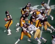 Quarterback Cliff Stoudt of the Pittsburgh Steelers turns to han- 1983 Old Photo