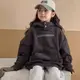 印象童年字母印花女童刷毛加厚連帽秋冬大學T2024外套韓版寬鬆上衣