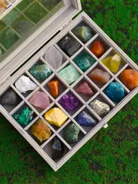 在飛比找樂天市場購物網優惠-天然水晶礦石原石標本盒礦物寶石瑪瑙石頭兒童礦標水晶石標本擺件