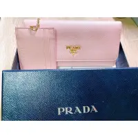 在飛比找蝦皮購物優惠-PRADA 金色浮雕LOGO防刮牛皮雙釦長夾(淡粉）