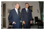 PRESIDENT JOHN F. KENNEDY JFK AND GENERAL DOUGLAS MacARTHUR 4X6 PHOTO