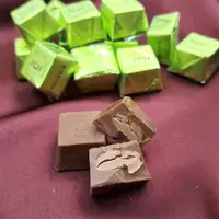 在飛比找蝦皮購物優惠-【嘴甜甜】 CHOCOVIA方形開心果夾心巧克力 200公克