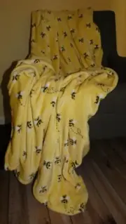 Cynthia Rowley Throw Blanket Thick Plush Fleece Honey Bee Super Soft Bees NWT
