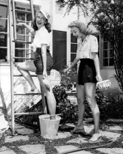 JINX FALKENBURG & EVELYN KEYES - 8X10 PUBLICITY PHOTO (DA-295)