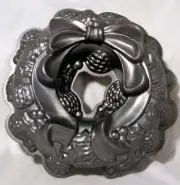 Nordic Ware Holiday Wreath with Ribbon Bundt Cake Pan Heavy Cast Aluminum NEW