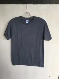 在飛比找Yahoo!奇摩拍賣優惠-GILDAN鐵灰色棉質短T恤