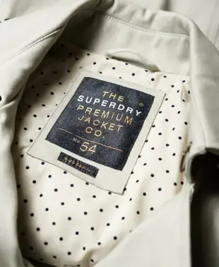 跩狗嚴選 極度乾燥 Superdry Belle burberry 純棉硬挺材質 風衣 長版 外套 米灰色 軍裝 雙排扣