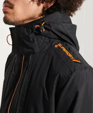 跩狗嚴選 極度乾燥 Superdry Arctic 男款風衣 刷毛保暖 外套 三排拉鍊 內口袋 防風夾克 黑橘 背後有線